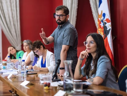 El presidente de Chile, Gabriel Boric, durante el último Consejo de Gabinete del año este viernes, en el palacio de La Moneda, en Santiago (Chile).