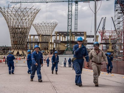 Trabajadores en las obras del nuevo aeropuerto de Ciudad de México.