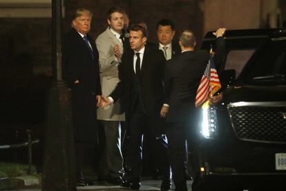 Emmanuel Macron intenta dar la mano al presidente de Estados Unidos, Donald Trump, antes de la recepción de bienvenida de la cumbre de la OTAN organizada por Boris Johnson, en 10 Downing Street (Londres). 