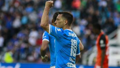 Christian GIménez celebra en un partido de la temporada