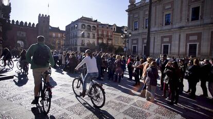 Turistas guardan cola para entrar en el Real Alc&aacute;zar de Sevilla.
 