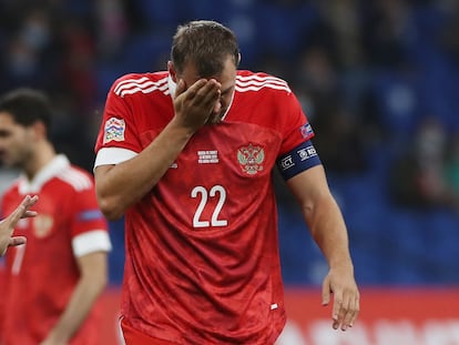 El capitán de Rusia, Artem Dzyuba, se duele durante un partido ante Turquía en la Liga de Naciones, en 2021.