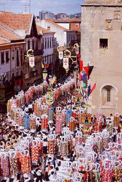 Cortejo dos Tabuleiros, la fiesta del 12 de julio en Tomar (Portugal).