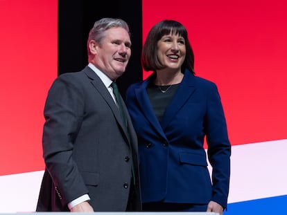 El líder del Partido Laborista, Keir Starmer, junto a la portavoz de Economía, Rachel Reeves, este lunes en el congreso anual que la formación celebra en Liverpool.