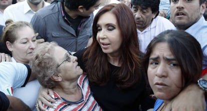 Fern&aacute;ndez de Kirchner meets with flood victims in a Buenos Aires slum on April 3.