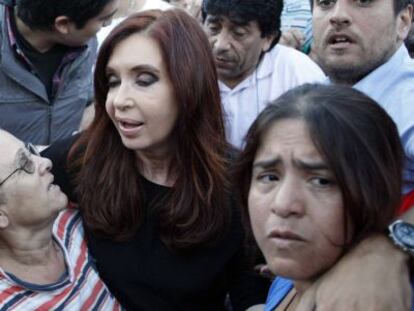 Fern&aacute;ndez de Kirchner meets with flood victims in a Buenos Aires slum on April 3.