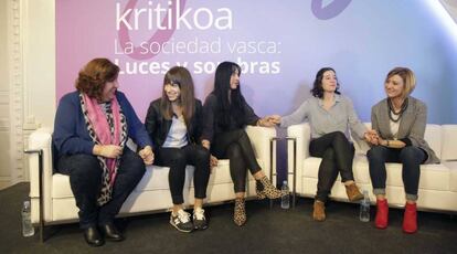 De izquierda a derecha d ela imagen, Jaione San Sebastián, Sandra Carrasco, Maider García, Ainara Olaciregui y Naiara Zamarreño.