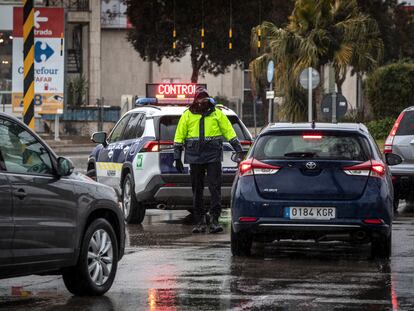 Un control policial durante uno de los cierres decretados en la Comunidad Valenciana a causa del coronavirus.