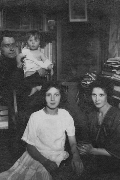 Víctor Serge, con su hijo Vladímir; su esposa, Liuba, y su cuñada Esther (de blanco) en Petrogrado, en 1921.