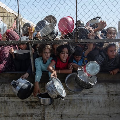 FOTODELDÍA EPA7896. GAZA, 30/05/2025.-GAZA, 30/05/2025.- Palestinos desplazados se agolpan frente a un comedor social para recibir raciones limitadas ante la escasez de alimentos, en Khan Younis, sur de la Franja de Gaza, este viernes. Naciones Unidas advirtió que "toda la población de Gaza corre el riesgo de hambruna" desde que Israel cerró los cruces fronterizos el 2 de marzo de 2025, impidiendo la entrada de suministros esenciales. La Oficina de Medios del Gobierno de Gaza informó el 24 de mayo que al menos 58 personas murieron por desnutrición y casi 250 más por falta de alimentos y medicamentos. EFE/ Haitham Imad