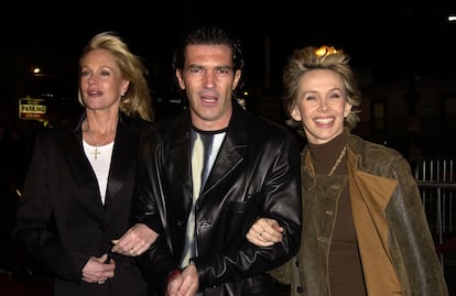 Melanie Griffith, Antonio Banderas y Trudie Styler, en el teatro Chino de Hollywood, en diciembre de 2001.