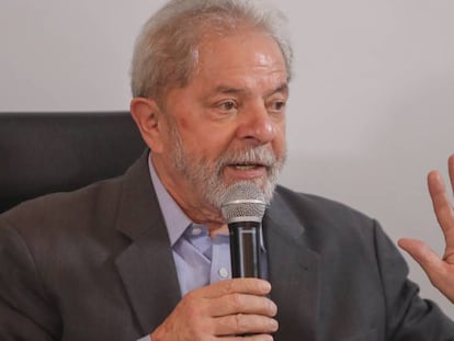 Ex-presidente Lula fala à imprensa em dezembro passado.