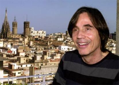 El cantautor norteamericano Jackson Browne, de gira por España para presentar su nuevo disco, ha declarado que con la guerra de Irak, Estados Unidos "quiere preservar su pequeña burbuja".