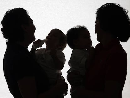 Un matrimonio de lesbianas con sus dos hijas, en una imagen de archivo.