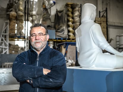 El ingeniero y artista Manolo Martin en su taller, con una reproducción de 'La Meditadora', la falla municipal de 2020.