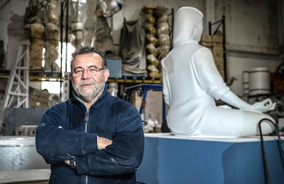 El ingeniero y artista Manolo Martin en su taller, con una reproducción de 'La Meditadora', la falla municipal de 2020.