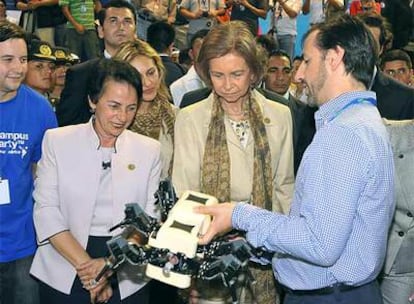 Doña Sofía observa alguna de las creaciones tecnólogicas que se han presentado en la Campus Party de El Salvador