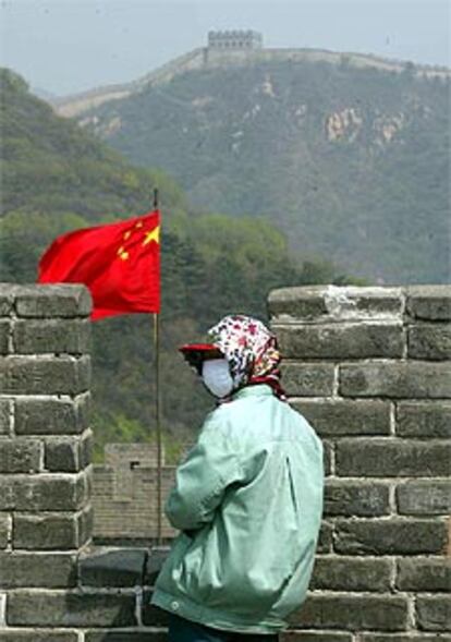 Un trabajador de la Gran Muralla china se protege del mal.