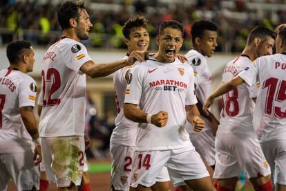Chicharito celebra su primer gol con el Sevilla.