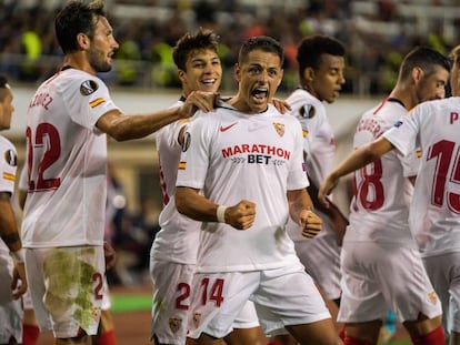 Chicharito celebra su primer gol con el Sevilla.