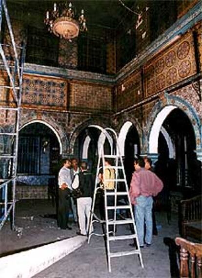 Judíos tunecinos, en la sinagoga de Ghriba, tras el atentado de abril.