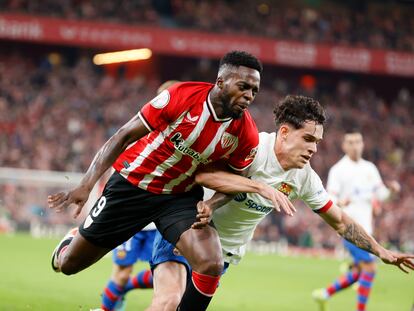 Iñaki Williams disputa un balón con Héctor Fort.