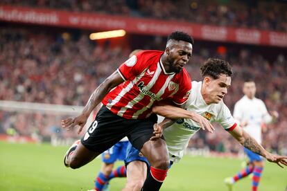 Iñaki Williams disputa un balón con Héctor Fort.