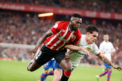 Iñaki Williams disputa un balón con Héctor Fort.