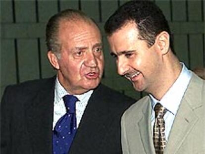 Don Juan Carlos conversaba ayer con el presidente sirio, Bachar el Asad.