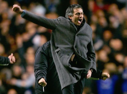 Mourinho celebra un tanto del Chelsea al Barcelona, en 2005.