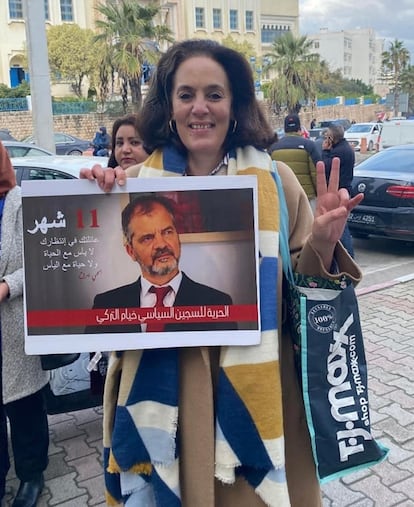 La esposa de Turki, Khadija Khaled Turki, con un cartel de su marido pidiendo su libertad en Túnez, en una imagen de su perfil de Facebook.