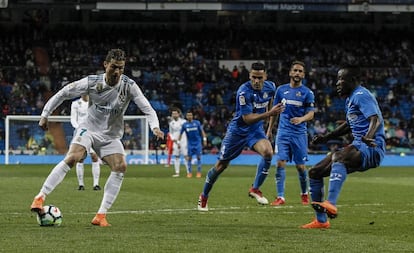 Cristiano controla el bal&oacute;n, en el Bernab&eacute;u.