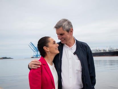 La alcaldesa de Ciudad de México, Claudia Sheinbaum, junto a su pareja, Jesús María Tarriba.