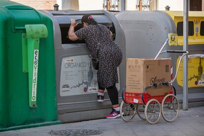 Una mujer busca en un contenedor el pasado lunes en Sevilla. 