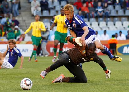 El delantero Keisuke Honda intenta saltar por encima del portero camerunés Hamidou Souleymanou.