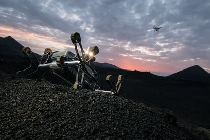 Abajo, uno de los vehículos diseñados para explorar Marte. Arriba, a la derecha, el dron preparado para la misma misión en pleno vuelo.