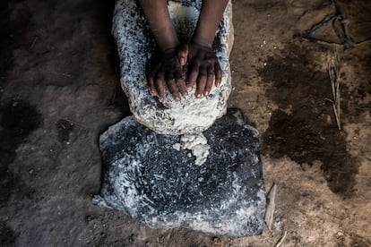 <b>11.50.</b> Ayudándose tan solo por una piedra lisa, Qello prepara la harina de teff. En las comunidades rurales de Etiopía, la injera, una especie de pan hecho con esta harina, es la base de la alimentación. 