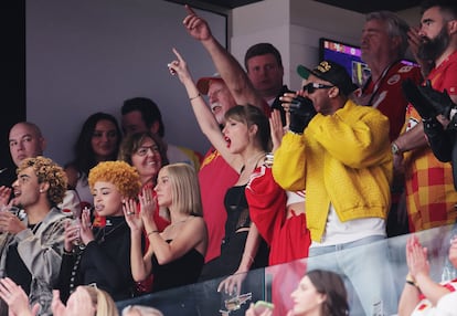 Taylor Swift y el padre de Travis Kelce de los Kansas City Chiefs, Ed Kelce antes del partido. 