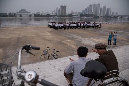 La mayoría de los turistas que viajan a Corea del Norte lo hacen por curiosidad, con la idea de vivir una experiencia distinta. En la imagen, visitantes toman fotografías al río Taedong, en Pyongyang.