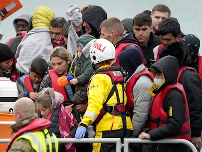 Un grupo de inmigrantes irregulares en el puerto de Dover (Reino Unido) el 30 de mayo.