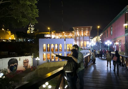 El Puente de los Suspiros es uno de los mayores atractivos turísticos de Barranco. A sus píes, un mural de Jade Rivera, uno de los artistas urbanos más conocidos en Lima.