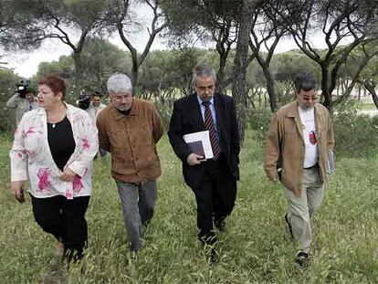 Ángel Pérez (tercero por la izquierda), durante su paseo por la Dehesa de la Villa.