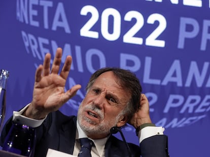 El presidente del Grupo Planeta, José Creuheras, durante la rueda de prensa de presentación de la LXXI edición del Premio Planeta de Novela, el año pasado.