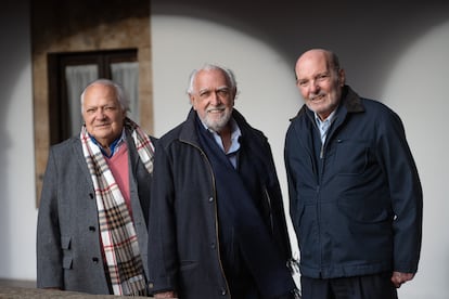 Los jueces argentinos Guillermo Ledesma, Ricardo Gil Lavedra y Jorge Valerga Aráoz, en el Colegio Arzobispo Fonseca de Salamanca, el 5 de noviembre.