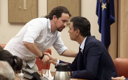Reunion de la Diputacion Permanente. Pablo Iglesias saluda a Pedro Sanchez en la reunion de la Diputacion Permanente del Congreso.