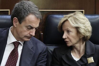 El presidente del Gobierno, José Luis Rodríguez Zapatero, y la titular de Economía, Elena Salgado, durante la convalidación del ajuste.