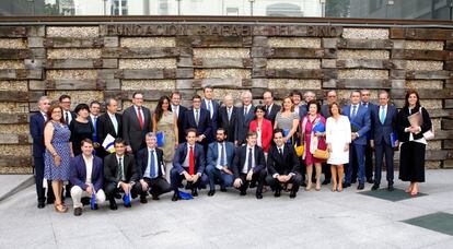 Patxi López, presidente del Congrexo (de pie, en el centro) y Matías Rodriguez Inciarte (cuarto por la izquierda), ayer durante el encuentro entre políticos y empresarios, en la Fundación Rafael del Pino.