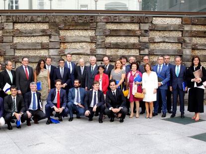 Patxi L&oacute;pez, presidente del Congrexo (de pie, en el centro) y Mat&iacute;as Rodriguez Inciarte (cuarto por la izquierda), ayer durante el encuentro entre pol&iacute;ticos y empresarios, en la Fundaci&oacute;n Rafael del Pino.