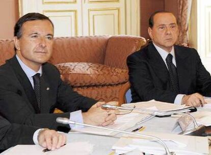 Silvio Berlusconi, a la derecha, y su ministro de Exteriores, Franco Frattini, en Nápoles.