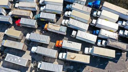 Decenas de camiones transportan alimentos para damnificados por el impacto del huracán Eta, como parte de un donativo que el Gobierno salvadoreño destinó a Guatemala y Honduras.